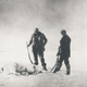 Frænkel (a la izquierda) y Strindberg con el primer oso polar que cazaron. Wikimedia Commons